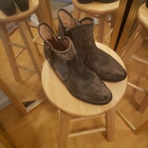 Circle G short boot, brown distressed leather,, mint condition